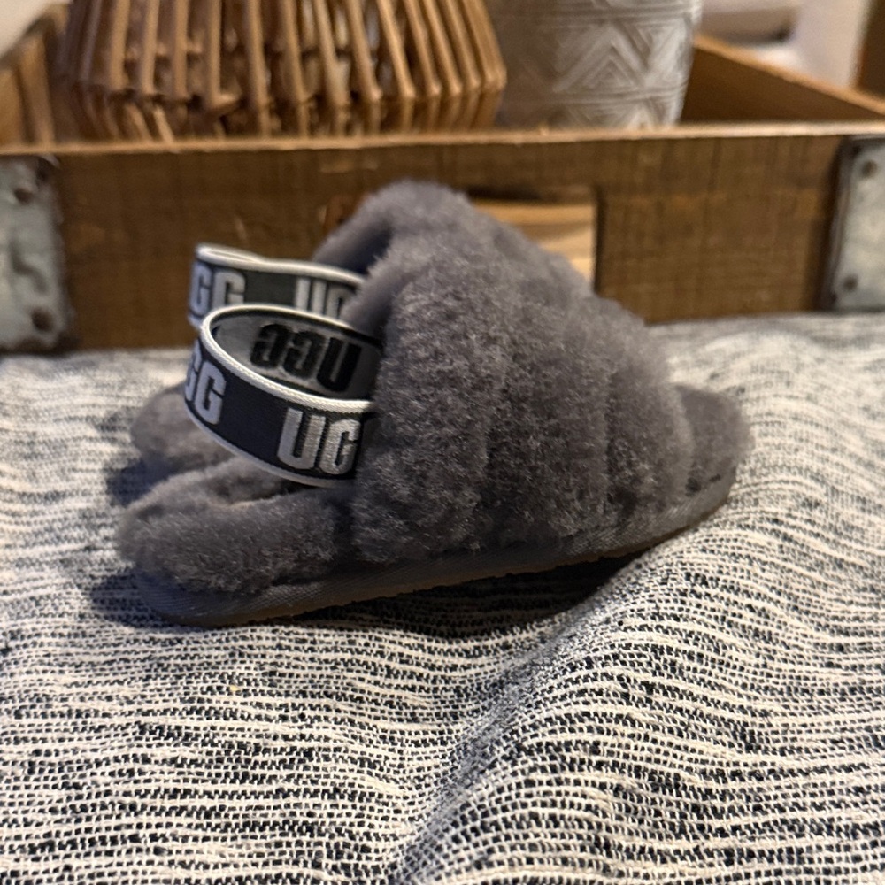 UGG Charcoal grey Fluff Yeah Sandals slippers shoes
sz 7